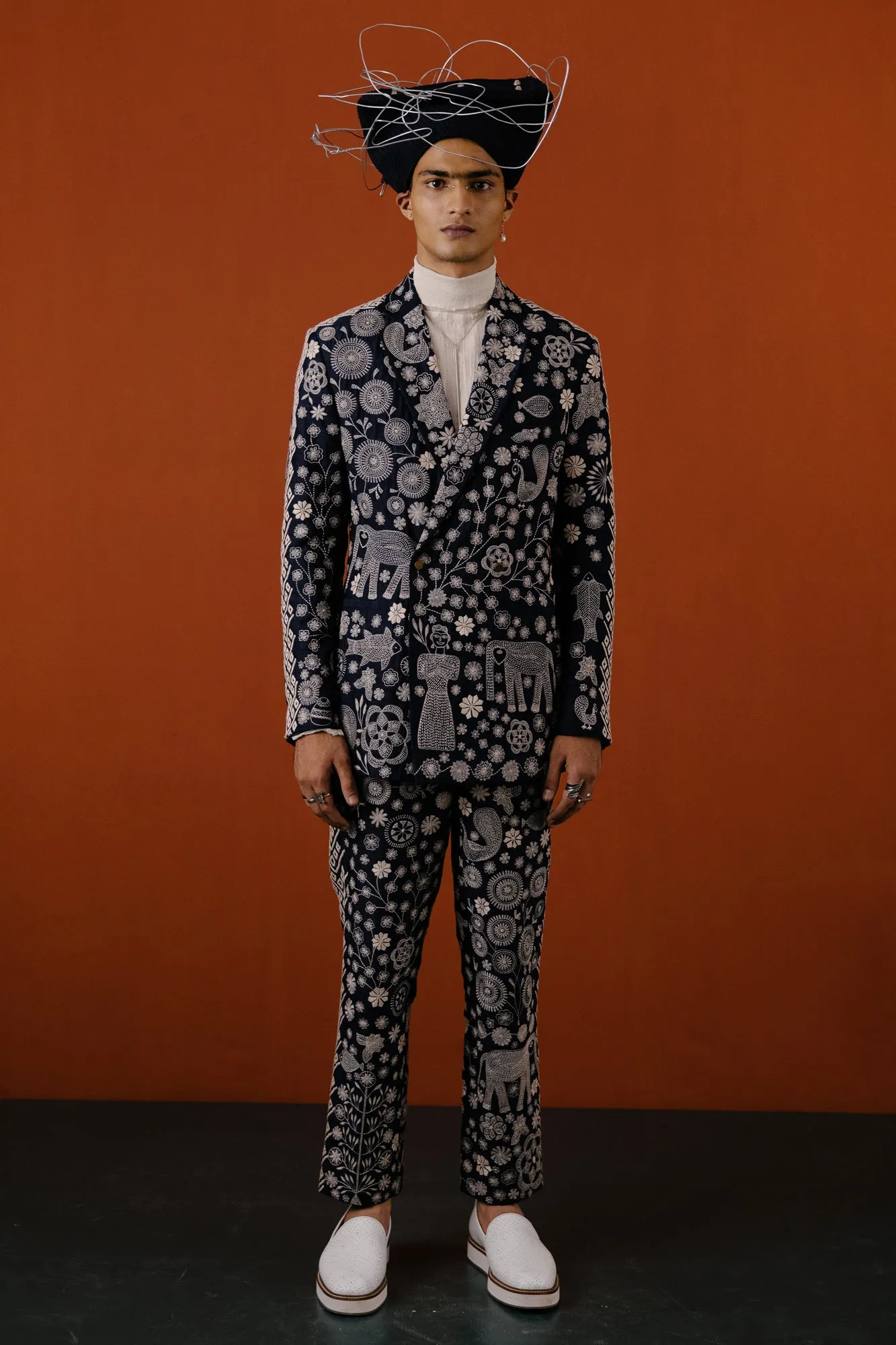 GOUROB - SUIT